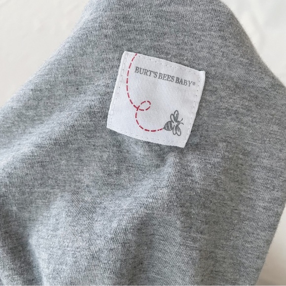 Burt’s Bees Baby | 2 Organic Cotton Fitted Crib Sheets in Grey & White - Picture 4 of 13